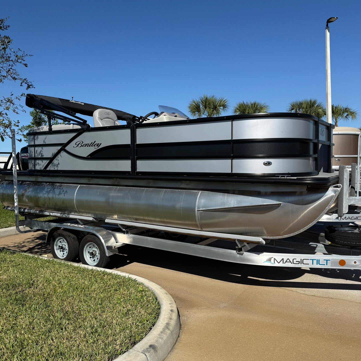 2025 Bentley FISH 200 CC